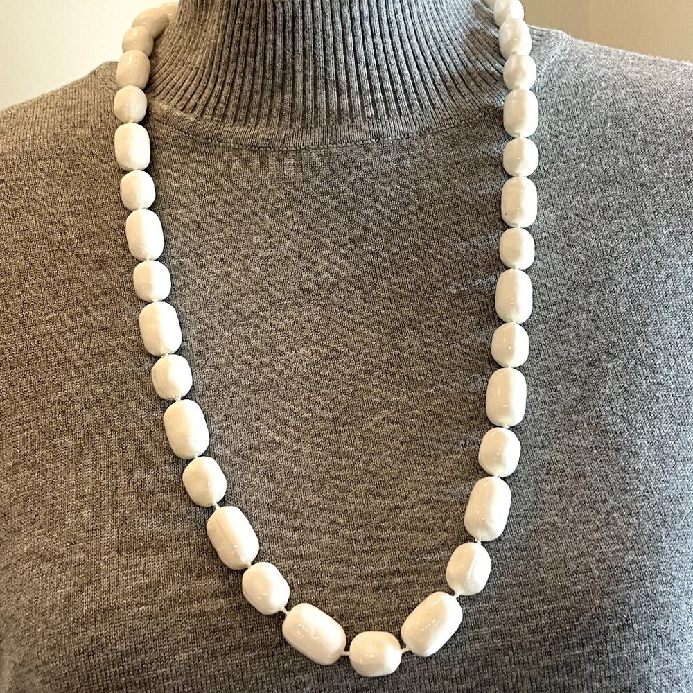 VTG Retro c1970-80s Ivory White, Chunky Resin Bead Necklace.